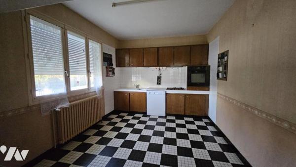 A vendre à VALENCE-EN-POITOU, COUHE,  Un pavillon sur sous-sol, de 166 au sein d'un terrain de 797m²