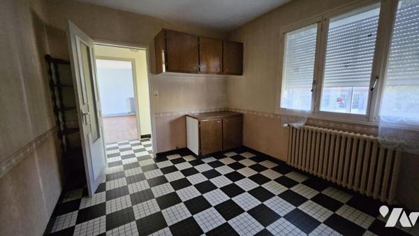 A vendre à VALENCE-EN-POITOU, COUHE,  Un pavillon sur sous-sol, de 166 au sein d'un terrain de 797m²