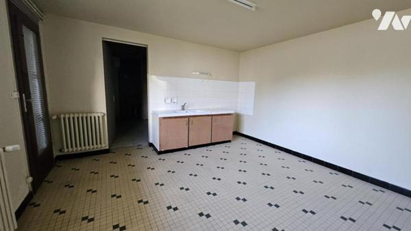 A vendre à VALENCE-EN-POITOU, COUHE,  Un pavillon sur sous-sol, de 166 au sein d'un terrain de 797m²