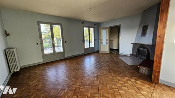 A vendre à VALENCE-EN-POITOU, COUHE,  Un pavillon sur sous-sol, de 166 au sein d'un terrain de 797m²