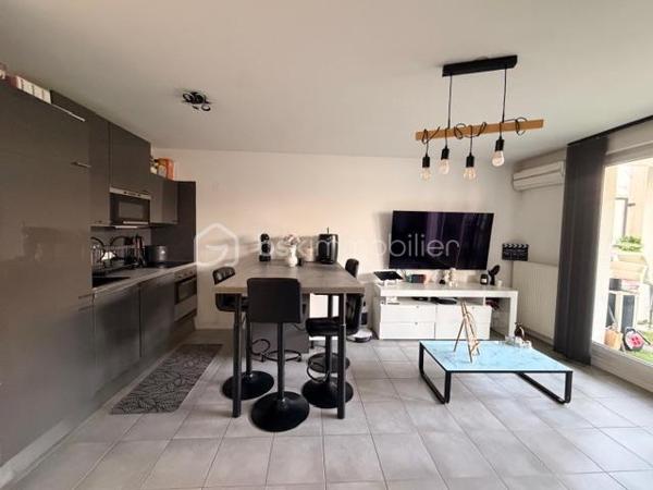 Et si votre prochain appartement était déjà prêt à vous accueillir ?

À Eybens, découvrez ce T2 de 44 m² en rez-de-terrasse, au sein d’une résidence récente, sécurisée et parfaitement entretenue.

Ici, tout a été pensé pour profiter d’un quotidien confortable, pratique et agréable.

Dès l’entrée, vous découvrirez une belle pièce de vie lumineuse, chaleureuse et parfaitement agencée, prolongée par une cuisine ouverte entièrement équipée et meublée : réfrigérateur/congélateur intégrés, four, micro-ondes, lave-vaisselle et plaques à induction.

Un espace convivial, avec rangements et coin repas, qui ne demande qu’à être investi.

🌿 Deux terrasses pour profiter pleinement de l’extérieur
Le véritable atout de cet appartement ?

Deux espaces extérieurs !

Le séjour donne accès à une grande terrasse, pensée comme une véritable pièce supplémentaire aux beaux jours. Elle dispose d’un point d’eau, d’une prise électrique et d’un éclairage, idéale pour aménager un coin repas, recevoir vos proches ou simplement profiter d’un moment de détente en extérieur.

La chambre bénéficie quant à elle de sa propre terrasse, offrant un espace extérieur plus intime.

🛏️ Un intérieur confortable et fonctionnel
L’espace nuit se compose d’une chambre agréable avec accès direct à sa terrasse, complétée par une salle d’eau moderne avec grande douche et un WC indépendant.

Côté confort, vous apprécierez notamment :

• Menuiseries PVC double vitrage
• Volets électriques dans le séjour
• Volets manuels dans la chambre
• Climatisation réversible dans la pièce de vie
• Chauffage collectif au gaz
• Eau chaude et eau froide incluses
• Local à vélos

Aucun gros travaux à prévoir : posez vos valises et profitez !

🚗 Un vrai plus : le stationnement est inclus
Le bien est proposé au prix de 137 000 €, place de stationnement comprise.

Un avantage particulièrement appréciable pour un quotidien plus simple et serein.

📍 Un appartement aux multiples possibilités
Résidence récente, extérieur, climatisation, cuisine équipée, deux terrasses et stationnement inclus : un ensemble particulièrement séduisant pour un premier achat, un pied-à-terre ou un investissement locatif.

Un appartement facile à vivre !

👉 Vous pensiez avoir déjà vu les appartements du secteur ? Celui-ci mérite certainement une nouvelle visite.

Contactez-moi pour découvrir ce T2 et laissez-vous surprendre par ses nombreux atouts.