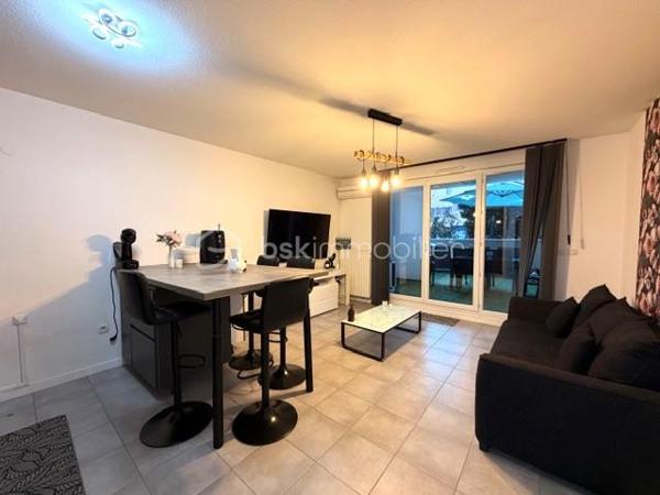 Et si votre prochain appartement était déjà prêt à vous accueillir ?

À Eybens, découvrez ce T2 de 44 m² en rez-de-terrasse, au sein d’une résidence récente, sécurisée et parfaitement entretenue.

Ici, tout a été pensé pour profiter d’un quotidien confortable, pratique et agréable.

Dès l’entrée, vous découvrirez une belle pièce de vie lumineuse, chaleureuse et parfaitement agencée, prolongée par une cuisine ouverte entièrement équipée et meublée : réfrigérateur/congélateur intégrés, four, micro-ondes, lave-vaisselle et plaques à induction.

Un espace convivial, avec rangements et coin repas, qui ne demande qu’à être investi.

🌿 Deux terrasses pour profiter pleinement de l’extérieur
Le véritable atout de cet appartement ?

Deux espaces extérieurs !

Le séjour donne accès à une grande terrasse, pensée comme une véritable pièce supplémentaire aux beaux jours. Elle dispose d’un point d’eau, d’une prise électrique et d’un éclairage, idéale pour aménager un coin repas, recevoir vos proches ou simplement profiter d’un moment de détente en extérieur.

La chambre bénéficie quant à elle de sa propre terrasse, offrant un espace extérieur plus intime.

🛏️ Un intérieur confortable et fonctionnel
L’espace nuit se compose d’une chambre agréable avec accès direct à sa terrasse, complétée par une salle d’eau moderne avec grande douche et un WC indépendant.

Côté confort, vous apprécierez notamment :

• Menuiseries PVC double vitrage
• Volets électriques dans le séjour
• Volets manuels dans la chambre
• Climatisation réversible dans la pièce de vie
• Chauffage collectif au gaz
• Eau chaude et eau froide incluses
• Local à vélos

Aucun gros travaux à prévoir : posez vos valises et profitez !

🚗 Un vrai plus : le stationnement est inclus
Le bien est proposé au prix de 137 000 €, place de stationnement comprise.

Un avantage particulièrement appréciable pour un quotidien plus simple et serein.

📍 Un appartement aux multiples possibilités
Résidence récente, extérieur, climatisation, cuisine équipée, deux terrasses et stationnement inclus : un ensemble particulièrement séduisant pour un premier achat, un pied-à-terre ou un investissement locatif.

Un appartement facile à vivre !

👉 Vous pensiez avoir déjà vu les appartements du secteur ? Celui-ci mérite certainement une nouvelle visite.

Contactez-moi pour découvrir ce T2 et laissez-vous surprendre par ses nombreux atouts.