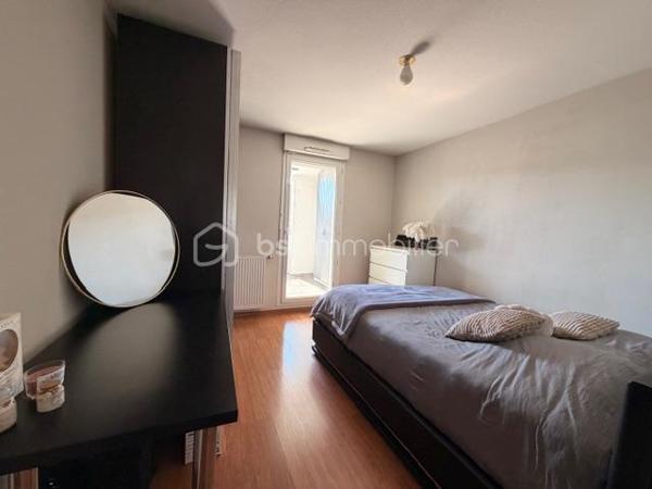 Et si votre prochain appartement était déjà prêt à vous accueillir ?

À Eybens, découvrez ce T2 de 44 m² en rez-de-terrasse, au sein d’une résidence récente, sécurisée et parfaitement entretenue.

Ici, tout a été pensé pour profiter d’un quotidien confortable, pratique et agréable.

Dès l’entrée, vous découvrirez une belle pièce de vie lumineuse, chaleureuse et parfaitement agencée, prolongée par une cuisine ouverte entièrement équipée et meublée : réfrigérateur/congélateur intégrés, four, micro-ondes, lave-vaisselle et plaques à induction.

Un espace convivial, avec rangements et coin repas, qui ne demande qu’à être investi.

🌿 Deux terrasses pour profiter pleinement de l’extérieur
Le véritable atout de cet appartement ?

Deux espaces extérieurs !

Le séjour donne accès à une grande terrasse, pensée comme une véritable pièce supplémentaire aux beaux jours. Elle dispose d’un point d’eau, d’une prise électrique et d’un éclairage, idéale pour aménager un coin repas, recevoir vos proches ou simplement profiter d’un moment de détente en extérieur.

La chambre bénéficie quant à elle de sa propre terrasse, offrant un espace extérieur plus intime.

🛏️ Un intérieur confortable et fonctionnel
L’espace nuit se compose d’une chambre agréable avec accès direct à sa terrasse, complétée par une salle d’eau moderne avec grande douche et un WC indépendant.

Côté confort, vous apprécierez notamment :

• Menuiseries PVC double vitrage
• Volets électriques dans le séjour
• Volets manuels dans la chambre
• Climatisation réversible dans la pièce de vie
• Chauffage collectif au gaz
• Eau chaude et eau froide incluses
• Local à vélos

Aucun gros travaux à prévoir : posez vos valises et profitez !

🚗 Un vrai plus : le stationnement est inclus
Le bien est proposé au prix de 137 000 €, place de stationnement comprise.

Un avantage particulièrement appréciable pour un quotidien plus simple et serein.

📍 Un appartement aux multiples possibilités
Résidence récente, extérieur, climatisation, cuisine équipée, deux terrasses et stationnement inclus : un ensemble particulièrement séduisant pour un premier achat, un pied-à-terre ou un investissement locatif.

Un appartement facile à vivre !

👉 Vous pensiez avoir déjà vu les appartements du secteur ? Celui-ci mérite certainement une nouvelle visite.

Contactez-moi pour découvrir ce T2 et laissez-vous surprendre par ses nombreux atouts.