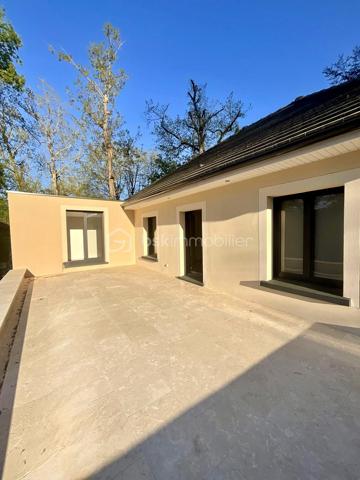 Au cœur du très recherché Hameau de Villers, à Saint-Fargeau-Ponthierry, cette maison entièrement rénovée en 2025 offre un équilibre rare entre le charme et les prestations résolument haut de gamme.

Implantée sur une parcelle paysagée et close de plus de 1 300 m², elle développe 175 m² habitables sur deux niveaux, avec une emprise au sol encore disponible permettant l’installation d’une piscine jusqu’à 7,5 × 4 m.

Dès l’entrée, la pièce de vie impressionne : plus de 70 m² baignés de lumière, pensés pour la convivialité et les moments en famille. La cuisine centrale, aménagée et équipée, s’ouvre naturellement sur l’espace salle à manger orienté vers la terrasse et le jardin. Un salon chaleureux ainsi qu’un coin lecture complètent harmonieusement cet espace, avec un accès pratique à la cave.

Le rez-de-chaussée propose également une véritable vie de plain-pied avec une suite parentale de plus de 20 m² disposant de sa salle d’eau privative, une buanderie fonctionnelle et des WC indépendants.

À l’étage, un palier lumineux dessert trois belles chambres dont une de plus de 20 m², une salle de bain élégante avec douche et baignoire, ainsi que des WC indépendants. Une seconde terrasse accessible depuis le palier offre un espace intime pour profiter des beaux jours en toute tranquillité.

À l’extérieur, le jardin paysagé et entièrement clos crée un cadre de vie verdoyant et préservé. Un abri en dur de 23 m² complète les prestations. L’espace restant permet d’envisager une piscine sans compromettre les volumes extérieurs.

Côté technique, la rénovation a été réalisée avec une exigence rare :
	•	Électricité entièrement refaite (appareillage Legrand)
	•	Plomberie neuve (WC Geberit, douche Jacob Delafon)
	•	Isolation complète
	•	Carrelage Pedrazzini sur toute la maison
	•	Excellent DPE : B / GES : A
	•	Éclairage extérieur avec détection et minuterie
	•	Maison clé en main, aucun travaux à prévoir

L’emplacement est idéal pour la vie de famille : écoles maternelle et primaire École Alphonse Fercot au sein du village, ramassage scolaire pour le collège et le lycée, gare Gare de Ponthierry-Pringy (RER D) accessible à pied, bords de Seine et Golf du Coudray-Montceaux à proximité, accès rapide à l’A6.
L’installation d’un car port est possible et proposé si vous le souhaitez afin d’abriter 2 véhicules.

Une maison coup de cœur, idéale pour une famille recherchant le calme, l’espace et des prestations de grande qualité.
Pour organiser une visite, contactez-moi.