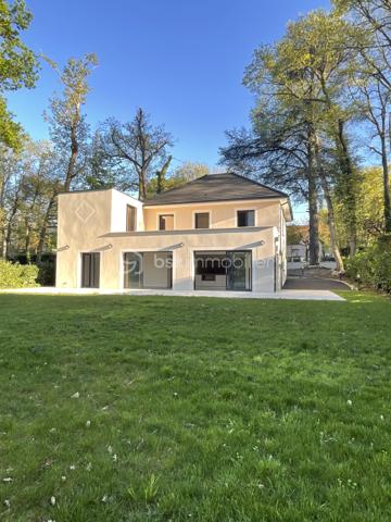 Au cœur du très recherché Hameau de Villers, à Saint-Fargeau-Ponthierry, cette maison entièrement rénovée en 2025 offre un équilibre rare entre le charme et les prestations résolument haut de gamme.

Implantée sur une parcelle paysagée et close de plus de 1 300 m², elle développe 175 m² habitables sur deux niveaux, avec une emprise au sol encore disponible permettant l’installation d’une piscine jusqu’à 7,5 × 4 m.

Dès l’entrée, la pièce de vie impressionne : plus de 70 m² baignés de lumière, pensés pour la convivialité et les moments en famille. La cuisine centrale, aménagée et équipée, s’ouvre naturellement sur l’espace salle à manger orienté vers la terrasse et le jardin. Un salon chaleureux ainsi qu’un coin lecture complètent harmonieusement cet espace, avec un accès pratique à la cave.

Le rez-de-chaussée propose également une véritable vie de plain-pied avec une suite parentale de plus de 20 m² disposant de sa salle d’eau privative, une buanderie fonctionnelle et des WC indépendants.

À l’étage, un palier lumineux dessert trois belles chambres dont une de plus de 20 m², une salle de bain élégante avec douche et baignoire, ainsi que des WC indépendants. Une seconde terrasse accessible depuis le palier offre un espace intime pour profiter des beaux jours en toute tranquillité.

À l’extérieur, le jardin paysagé et entièrement clos crée un cadre de vie verdoyant et préservé. Un abri en dur de 23 m² complète les prestations. L’espace restant permet d’envisager une piscine sans compromettre les volumes extérieurs.

Côté technique, la rénovation a été réalisée avec une exigence rare :
	•	Électricité entièrement refaite (appareillage Legrand)
	•	Plomberie neuve (WC Geberit, douche Jacob Delafon)
	•	Isolation complète
	•	Carrelage Pedrazzini sur toute la maison
	•	Excellent DPE : B / GES : A
	•	Éclairage extérieur avec détection et minuterie
	•	Maison clé en main, aucun travaux à prévoir

L’emplacement est idéal pour la vie de famille : écoles maternelle et primaire École Alphonse Fercot au sein du village, ramassage scolaire pour le collège et le lycée, gare Gare de Ponthierry-Pringy (RER D) accessible à pied, bords de Seine et Golf du Coudray-Montceaux à proximité, accès rapide à l’A6.
L’installation d’un car port est possible et proposé si vous le souhaitez afin d’abriter 2 véhicules.

Une maison coup de cœur, idéale pour une famille recherchant le calme, l’espace et des prestations de grande qualité.
Pour organiser une visite, contactez-moi.
