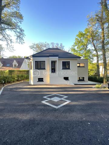 Au cœur du très recherché Hameau de Villers, à Saint-Fargeau-Ponthierry, cette maison entièrement rénovée en 2025 offre un équilibre rare entre le charme et les prestations résolument haut de gamme.

Implantée sur une parcelle paysagée et close de plus de 1 300 m², elle développe 175 m² habitables sur deux niveaux, avec une emprise au sol encore disponible permettant l’installation d’une piscine jusqu’à 7,5 × 4 m.

Dès l’entrée, la pièce de vie impressionne : plus de 70 m² baignés de lumière, pensés pour la convivialité et les moments en famille. La cuisine centrale, aménagée et équipée, s’ouvre naturellement sur l’espace salle à manger orienté vers la terrasse et le jardin. Un salon chaleureux ainsi qu’un coin lecture complètent harmonieusement cet espace, avec un accès pratique à la cave.

Le rez-de-chaussée propose également une véritable vie de plain-pied avec une suite parentale de plus de 20 m² disposant de sa salle d’eau privative, une buanderie fonctionnelle et des WC indépendants.

À l’étage, un palier lumineux dessert trois belles chambres dont une de plus de 20 m², une salle de bain élégante avec douche et baignoire, ainsi que des WC indépendants. Une seconde terrasse accessible depuis le palier offre un espace intime pour profiter des beaux jours en toute tranquillité.

À l’extérieur, le jardin paysagé et entièrement clos crée un cadre de vie verdoyant et préservé. Un abri en dur de 23 m² complète les prestations. L’espace restant permet d’envisager une piscine sans compromettre les volumes extérieurs.

Côté technique, la rénovation a été réalisée avec une exigence rare :
	•	Électricité entièrement refaite (appareillage Legrand)
	•	Plomberie neuve (WC Geberit, douche Jacob Delafon)
	•	Isolation complète
	•	Carrelage Pedrazzini sur toute la maison
	•	Excellent DPE : B / GES : A
	•	Éclairage extérieur avec détection et minuterie
	•	Maison clé en main, aucun travaux à prévoir

L’emplacement est idéal pour la vie de famille : écoles maternelle et primaire École Alphonse Fercot au sein du village, ramassage scolaire pour le collège et le lycée, gare Gare de Ponthierry-Pringy (RER D) accessible à pied, bords de Seine et Golf du Coudray-Montceaux à proximité, accès rapide à l’A6.
L’installation d’un car port est possible et proposé si vous le souhaitez afin d’abriter 2 véhicules.

Une maison coup de cœur, idéale pour une famille recherchant le calme, l’espace et des prestations de grande qualité.
Pour organiser une visite, contactez-moi.