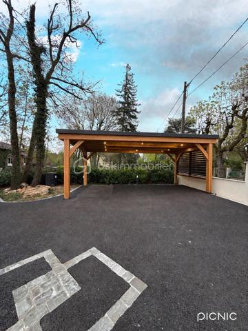 Au cœur du très recherché Hameau de Villers, à Saint-Fargeau-Ponthierry, cette maison entièrement rénovée en 2025 offre un équilibre rare entre le charme et les prestations résolument haut de gamme.

Implantée sur une parcelle paysagée et close de plus de 1 300 m², elle développe 175 m² habitables sur deux niveaux, avec une emprise au sol encore disponible permettant l’installation d’une piscine jusqu’à 7,5 × 4 m.

Dès l’entrée, la pièce de vie impressionne : plus de 70 m² baignés de lumière, pensés pour la convivialité et les moments en famille. La cuisine centrale, aménagée et équipée, s’ouvre naturellement sur l’espace salle à manger orienté vers la terrasse et le jardin. Un salon chaleureux ainsi qu’un coin lecture complètent harmonieusement cet espace, avec un accès pratique à la cave.

Le rez-de-chaussée propose également une véritable vie de plain-pied avec une suite parentale de plus de 20 m² disposant de sa salle d’eau privative, une buanderie fonctionnelle et des WC indépendants.

À l’étage, un palier lumineux dessert trois belles chambres dont une de plus de 20 m², une salle de bain élégante avec douche et baignoire, ainsi que des WC indépendants. Une seconde terrasse accessible depuis le palier offre un espace intime pour profiter des beaux jours en toute tranquillité.

À l’extérieur, le jardin paysagé et entièrement clos crée un cadre de vie verdoyant et préservé. Un abri en dur de 23 m² complète les prestations. L’espace restant permet d’envisager une piscine sans compromettre les volumes extérieurs.

Côté technique, la rénovation a été réalisée avec une exigence rare :
	•	Électricité entièrement refaite (appareillage Legrand)
	•	Plomberie neuve (WC Geberit, douche Jacob Delafon)
	•	Isolation complète
	•	Carrelage Pedrazzini sur toute la maison
	•	Excellent DPE : B / GES : A
	•	Éclairage extérieur avec détection et minuterie
	•	Maison clé en main, aucun travaux à prévoir

L’emplacement est idéal pour la vie de famille : écoles maternelle et primaire École Alphonse Fercot au sein du village, ramassage scolaire pour le collège et le lycée, gare Gare de Ponthierry-Pringy (RER D) accessible à pied, bords de Seine et Golf du Coudray-Montceaux à proximité, accès rapide à l’A6.
L’installation d’un car port est possible et proposé si vous le souhaitez afin d’abriter 2 véhicules.

Une maison coup de cœur, idéale pour une famille recherchant le calme, l’espace et des prestations de grande qualité.
Pour organiser une visite, contactez-moi.