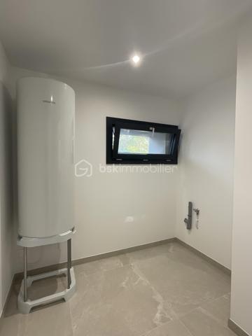 Au cœur du très recherché Hameau de Villers, à Saint-Fargeau-Ponthierry, cette maison entièrement rénovée en 2025 offre un équilibre rare entre le charme et les prestations résolument haut de gamme.

Implantée sur une parcelle paysagée et close de plus de 1 300 m², elle développe 175 m² habitables sur deux niveaux, avec une emprise au sol encore disponible permettant l’installation d’une piscine jusqu’à 7,5 × 4 m.

Dès l’entrée, la pièce de vie impressionne : plus de 70 m² baignés de lumière, pensés pour la convivialité et les moments en famille. La cuisine centrale, aménagée et équipée, s’ouvre naturellement sur l’espace salle à manger orienté vers la terrasse et le jardin. Un salon chaleureux ainsi qu’un coin lecture complètent harmonieusement cet espace, avec un accès pratique à la cave.

Le rez-de-chaussée propose également une véritable vie de plain-pied avec une suite parentale de plus de 20 m² disposant de sa salle d’eau privative, une buanderie fonctionnelle et des WC indépendants.

À l’étage, un palier lumineux dessert trois belles chambres dont une de plus de 20 m², une salle de bain élégante avec douche et baignoire, ainsi que des WC indépendants. Une seconde terrasse accessible depuis le palier offre un espace intime pour profiter des beaux jours en toute tranquillité.

À l’extérieur, le jardin paysagé et entièrement clos crée un cadre de vie verdoyant et préservé. Un abri en dur de 23 m² complète les prestations. L’espace restant permet d’envisager une piscine sans compromettre les volumes extérieurs.

Côté technique, la rénovation a été réalisée avec une exigence rare :
	•	Électricité entièrement refaite (appareillage Legrand)
	•	Plomberie neuve (WC Geberit, douche Jacob Delafon)
	•	Isolation complète
	•	Carrelage Pedrazzini sur toute la maison
	•	Excellent DPE : B / GES : A
	•	Éclairage extérieur avec détection et minuterie
	•	Maison clé en main, aucun travaux à prévoir

L’emplacement est idéal pour la vie de famille : écoles maternelle et primaire École Alphonse Fercot au sein du village, ramassage scolaire pour le collège et le lycée, gare Gare de Ponthierry-Pringy (RER D) accessible à pied, bords de Seine et Golf du Coudray-Montceaux à proximité, accès rapide à l’A6.
L’installation d’un car port est possible et proposé si vous le souhaitez afin d’abriter 2 véhicules.

Une maison coup de cœur, idéale pour une famille recherchant le calme, l’espace et des prestations de grande qualité.
Pour organiser une visite, contactez-moi.