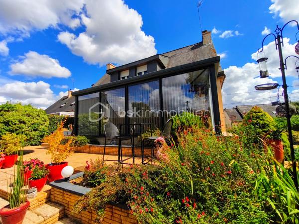 Située à Ploërmel, à proximité immédiate des écoles et des commerces, cette jolie maison 
familiale d’environ 133,54 m² habitables est implantée sur un terrain d’environ 526 m². 
Elle offre 7 pièces dont 4 chambres, ainsi que de nombreux espaces pratiques. 
Au rez-de-chaussée, vous trouverez une entrée, une cuisine équipée entièrement refaite, un 
agréable séjour salon avec cheminée à insert, une véranda, ainsi qu’un couloir avec placard. 
Une chambre avec rangement, une salle d’eau et un WC indépendant complètent ce niveau. 
À l’étage, 3 chambres avec rangement, une salle d’eau et un WC permettent d’accueillir 
confortablement toute la famille. 
Le sous-sol total comprend un garage, une buanderie et une cave, offrant de beaux espaces de 
rangement et de stockage. 
À l’extérieur, vous profiterez d’un agréable jardin paysagé d’environ 526 m².  
Construite en 1981, la maison est équipée d’un chauffage électrique et bénéficie d’un DPE 
classé D. 
Les + de cette maison 
• 133,54 m² habitables 
• 4 chambres 
• Terrain d’environ 526 m² 
• Très joli jardin  
• Cuisine équipée 
• Séjour avec cheminée  
• Véranda 
• Nombreux rangements 
• Sous-sol TOTAL  
• Aucun travaux à prévoir 
• Proximité ville et voie verte 
• Maison construite en 1981 
• Chauffage électrique 
• V.M.C. 
• DPE : D 
Une maison soignée, fonctionnelle et prête à vivre, idéale pour une famille souhaitant s’installer 
à Ploërmel tout en restant proche de toutes les commodités.
. Les informations sur les risques auxquels ce bien est exposé sont disponibles sur le site Géorisques :
