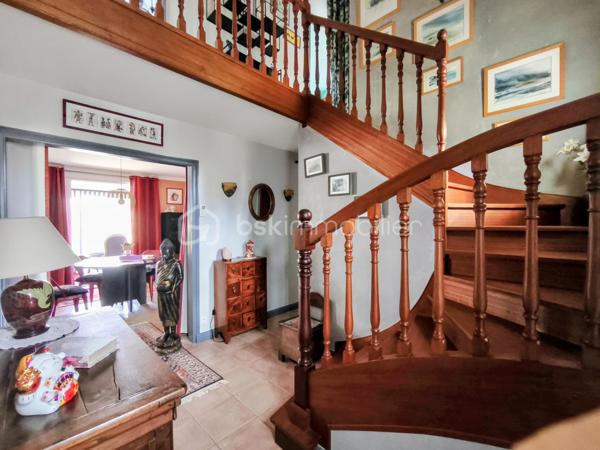 Située à Ploërmel, à proximité immédiate des écoles et des commerces, cette jolie maison 
familiale d’environ 133,54 m² habitables est implantée sur un terrain d’environ 526 m². 
Elle offre 7 pièces dont 4 chambres, ainsi que de nombreux espaces pratiques. 
Au rez-de-chaussée, vous trouverez une entrée, une cuisine équipée entièrement refaite, un 
agréable séjour salon avec cheminée à insert, une véranda, ainsi qu’un couloir avec placard. 
Une chambre avec rangement, une salle d’eau et un WC indépendant complètent ce niveau. 
À l’étage, 3 chambres avec rangement, une salle d’eau et un WC permettent d’accueillir 
confortablement toute la famille. 
Le sous-sol total comprend un garage, une buanderie et une cave, offrant de beaux espaces de 
rangement et de stockage. 
À l’extérieur, vous profiterez d’un agréable jardin paysagé d’environ 526 m².  
Construite en 1981, la maison est équipée d’un chauffage électrique et bénéficie d’un DPE 
classé D. 
Les + de cette maison 
• 133,54 m² habitables 
• 4 chambres 
• Terrain d’environ 526 m² 
• Très joli jardin  
• Cuisine équipée 
• Séjour avec cheminée  
• Véranda 
• Nombreux rangements 
• Sous-sol TOTAL  
• Aucun travaux à prévoir 
• Proximité ville et voie verte 
• Maison construite en 1981 
• Chauffage électrique 
• V.M.C. 
• DPE : D 
Une maison soignée, fonctionnelle et prête à vivre, idéale pour une famille souhaitant s’installer 
à Ploërmel tout en restant proche de toutes les commodités.
. Les informations sur les risques auxquels ce bien est exposé sont disponibles sur le site Géorisques :