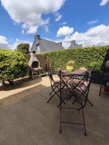 Située à Ploërmel, à proximité immédiate des écoles et des commerces, cette jolie maison 
familiale d’environ 133,54 m² habitables est implantée sur un terrain d’environ 526 m². 
Elle offre 7 pièces dont 4 chambres, ainsi que de nombreux espaces pratiques. 
Au rez-de-chaussée, vous trouverez une entrée, une cuisine équipée entièrement refaite, un 
agréable séjour salon avec cheminée à insert, une véranda, ainsi qu’un couloir avec placard. 
Une chambre avec rangement, une salle d’eau et un WC indépendant complètent ce niveau. 
À l’étage, 3 chambres avec rangement, une salle d’eau et un WC permettent d’accueillir 
confortablement toute la famille. 
Le sous-sol total comprend un garage, une buanderie et une cave, offrant de beaux espaces de 
rangement et de stockage. 
À l’extérieur, vous profiterez d’un agréable jardin paysagé d’environ 526 m².  
Construite en 1981, la maison est équipée d’un chauffage électrique et bénéficie d’un DPE 
classé D. 
Les + de cette maison 
• 133,54 m² habitables 
• 4 chambres 
• Terrain d’environ 526 m² 
• Très joli jardin  
• Cuisine équipée 
• Séjour avec cheminée  
• Véranda 
• Nombreux rangements 
• Sous-sol TOTAL  
• Aucun travaux à prévoir 
• Proximité ville et voie verte 
• Maison construite en 1981 
• Chauffage électrique 
• V.M.C. 
• DPE : D 
Une maison soignée, fonctionnelle et prête à vivre, idéale pour une famille souhaitant s’installer 
à Ploërmel tout en restant proche de toutes les commodités.
. Les informations sur les risques auxquels ce bien est exposé sont disponibles sur le site Géorisques :