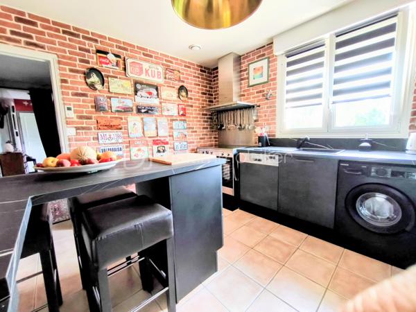 Située à Ploërmel, à proximité immédiate des écoles et des commerces, cette jolie maison 
familiale d’environ 133,54 m² habitables est implantée sur un terrain d’environ 526 m². 
Elle offre 7 pièces dont 4 chambres, ainsi que de nombreux espaces pratiques. 
Au rez-de-chaussée, vous trouverez une entrée, une cuisine équipée entièrement refaite, un 
agréable séjour salon avec cheminée à insert, une véranda, ainsi qu’un couloir avec placard. 
Une chambre avec rangement, une salle d’eau et un WC indépendant complètent ce niveau. 
À l’étage, 3 chambres avec rangement, une salle d’eau et un WC permettent d’accueillir 
confortablement toute la famille. 
Le sous-sol total comprend un garage, une buanderie et une cave, offrant de beaux espaces de 
rangement et de stockage. 
À l’extérieur, vous profiterez d’un agréable jardin paysagé d’environ 526 m².  
Construite en 1981, la maison est équipée d’un chauffage électrique et bénéficie d’un DPE 
classé D. 
Les + de cette maison 
• 133,54 m² habitables 
• 4 chambres 
• Terrain d’environ 526 m² 
• Très joli jardin  
• Cuisine équipée 
• Séjour avec cheminée  
• Véranda 
• Nombreux rangements 
• Sous-sol TOTAL  
• Aucun travaux à prévoir 
• Proximité ville et voie verte 
• Maison construite en 1981 
• Chauffage électrique 
• V.M.C. 
• DPE : D 
Une maison soignée, fonctionnelle et prête à vivre, idéale pour une famille souhaitant s’installer 
à Ploërmel tout en restant proche de toutes les commodités.
. Les informations sur les risques auxquels ce bien est exposé sont disponibles sur le site Géorisques :