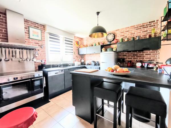 Située à Ploërmel, à proximité immédiate des écoles et des commerces, cette jolie maison 
familiale d’environ 133,54 m² habitables est implantée sur un terrain d’environ 526 m². 
Elle offre 7 pièces dont 4 chambres, ainsi que de nombreux espaces pratiques. 
Au rez-de-chaussée, vous trouverez une entrée, une cuisine équipée entièrement refaite, un 
agréable séjour salon avec cheminée à insert, une véranda, ainsi qu’un couloir avec placard. 
Une chambre avec rangement, une salle d’eau et un WC indépendant complètent ce niveau. 
À l’étage, 3 chambres avec rangement, une salle d’eau et un WC permettent d’accueillir 
confortablement toute la famille. 
Le sous-sol total comprend un garage, une buanderie et une cave, offrant de beaux espaces de 
rangement et de stockage. 
À l’extérieur, vous profiterez d’un agréable jardin paysagé d’environ 526 m².  
Construite en 1981, la maison est équipée d’un chauffage électrique et bénéficie d’un DPE 
classé D. 
Les + de cette maison 
• 133,54 m² habitables 
• 4 chambres 
• Terrain d’environ 526 m² 
• Très joli jardin  
• Cuisine équipée 
• Séjour avec cheminée  
• Véranda 
• Nombreux rangements 
• Sous-sol TOTAL  
• Aucun travaux à prévoir 
• Proximité ville et voie verte 
• Maison construite en 1981 
• Chauffage électrique 
• V.M.C. 
• DPE : D 
Une maison soignée, fonctionnelle et prête à vivre, idéale pour une famille souhaitant s’installer 
à Ploërmel tout en restant proche de toutes les commodités.
. Les informations sur les risques auxquels ce bien est exposé sont disponibles sur le site Géorisques :