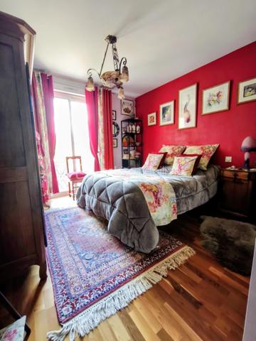 Située à Ploërmel, à proximité immédiate des écoles et des commerces, cette jolie maison 
familiale d’environ 133,54 m² habitables est implantée sur un terrain d’environ 526 m². 
Elle offre 7 pièces dont 4 chambres, ainsi que de nombreux espaces pratiques. 
Au rez-de-chaussée, vous trouverez une entrée, une cuisine équipée entièrement refaite, un 
agréable séjour salon avec cheminée à insert, une véranda, ainsi qu’un couloir avec placard. 
Une chambre avec rangement, une salle d’eau et un WC indépendant complètent ce niveau. 
À l’étage, 3 chambres avec rangement, une salle d’eau et un WC permettent d’accueillir 
confortablement toute la famille. 
Le sous-sol total comprend un garage, une buanderie et une cave, offrant de beaux espaces de 
rangement et de stockage. 
À l’extérieur, vous profiterez d’un agréable jardin paysagé d’environ 526 m².  
Construite en 1981, la maison est équipée d’un chauffage électrique et bénéficie d’un DPE 
classé D. 
Les + de cette maison 
• 133,54 m² habitables 
• 4 chambres 
• Terrain d’environ 526 m² 
• Très joli jardin  
• Cuisine équipée 
• Séjour avec cheminée  
• Véranda 
• Nombreux rangements 
• Sous-sol TOTAL  
• Aucun travaux à prévoir 
• Proximité ville et voie verte 
• Maison construite en 1981 
• Chauffage électrique 
• V.M.C. 
• DPE : D 
Une maison soignée, fonctionnelle et prête à vivre, idéale pour une famille souhaitant s’installer 
à Ploërmel tout en restant proche de toutes les commodités.
. Les informations sur les risques auxquels ce bien est exposé sont disponibles sur le site Géorisques :