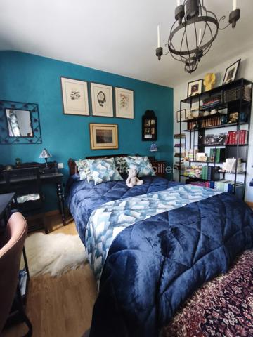 Située à Ploërmel, à proximité immédiate des écoles et des commerces, cette jolie maison 
familiale d’environ 133,54 m² habitables est implantée sur un terrain d’environ 526 m². 
Elle offre 7 pièces dont 4 chambres, ainsi que de nombreux espaces pratiques. 
Au rez-de-chaussée, vous trouverez une entrée, une cuisine équipée entièrement refaite, un 
agréable séjour salon avec cheminée à insert, une véranda, ainsi qu’un couloir avec placard. 
Une chambre avec rangement, une salle d’eau et un WC indépendant complètent ce niveau. 
À l’étage, 3 chambres avec rangement, une salle d’eau et un WC permettent d’accueillir 
confortablement toute la famille. 
Le sous-sol total comprend un garage, une buanderie et une cave, offrant de beaux espaces de 
rangement et de stockage. 
À l’extérieur, vous profiterez d’un agréable jardin paysagé d’environ 526 m².  
Construite en 1981, la maison est équipée d’un chauffage électrique et bénéficie d’un DPE 
classé D. 
Les + de cette maison 
• 133,54 m² habitables 
• 4 chambres 
• Terrain d’environ 526 m² 
• Très joli jardin  
• Cuisine équipée 
• Séjour avec cheminée  
• Véranda 
• Nombreux rangements 
• Sous-sol TOTAL  
• Aucun travaux à prévoir 
• Proximité ville et voie verte 
• Maison construite en 1981 
• Chauffage électrique 
• V.M.C. 
• DPE : D 
Une maison soignée, fonctionnelle et prête à vivre, idéale pour une famille souhaitant s’installer 
à Ploërmel tout en restant proche de toutes les commodités.
. Les informations sur les risques auxquels ce bien est exposé sont disponibles sur le site Géorisques :