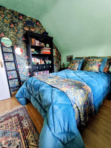 Située à Ploërmel, à proximité immédiate des écoles et des commerces, cette jolie maison 
familiale d’environ 133,54 m² habitables est implantée sur un terrain d’environ 526 m². 
Elle offre 7 pièces dont 4 chambres, ainsi que de nombreux espaces pratiques. 
Au rez-de-chaussée, vous trouverez une entrée, une cuisine équipée entièrement refaite, un 
agréable séjour salon avec cheminée à insert, une véranda, ainsi qu’un couloir avec placard. 
Une chambre avec rangement, une salle d’eau et un WC indépendant complètent ce niveau. 
À l’étage, 3 chambres avec rangement, une salle d’eau et un WC permettent d’accueillir 
confortablement toute la famille. 
Le sous-sol total comprend un garage, une buanderie et une cave, offrant de beaux espaces de 
rangement et de stockage. 
À l’extérieur, vous profiterez d’un agréable jardin paysagé d’environ 526 m².  
Construite en 1981, la maison est équipée d’un chauffage électrique et bénéficie d’un DPE 
classé D. 
Les + de cette maison 
• 133,54 m² habitables 
• 4 chambres 
• Terrain d’environ 526 m² 
• Très joli jardin  
• Cuisine équipée 
• Séjour avec cheminée  
• Véranda 
• Nombreux rangements 
• Sous-sol TOTAL  
• Aucun travaux à prévoir 
• Proximité ville et voie verte 
• Maison construite en 1981 
• Chauffage électrique 
• V.M.C. 
• DPE : D 
Une maison soignée, fonctionnelle et prête à vivre, idéale pour une famille souhaitant s’installer 
à Ploërmel tout en restant proche de toutes les commodités.
. Les informations sur les risques auxquels ce bien est exposé sont disponibles sur le site Géorisques :