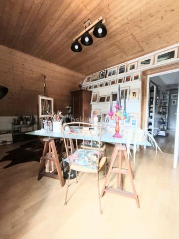 Située à Ploërmel, à proximité immédiate des écoles et des commerces, cette jolie maison 
familiale d’environ 133,54 m² habitables est implantée sur un terrain d’environ 526 m². 
Elle offre 7 pièces dont 4 chambres, ainsi que de nombreux espaces pratiques. 
Au rez-de-chaussée, vous trouverez une entrée, une cuisine équipée entièrement refaite, un 
agréable séjour salon avec cheminée à insert, une véranda, ainsi qu’un couloir avec placard. 
Une chambre avec rangement, une salle d’eau et un WC indépendant complètent ce niveau. 
À l’étage, 3 chambres avec rangement, une salle d’eau et un WC permettent d’accueillir 
confortablement toute la famille. 
Le sous-sol total comprend un garage, une buanderie et une cave, offrant de beaux espaces de 
rangement et de stockage. 
À l’extérieur, vous profiterez d’un agréable jardin paysagé d’environ 526 m².  
Construite en 1981, la maison est équipée d’un chauffage électrique et bénéficie d’un DPE 
classé D. 
Les + de cette maison 
• 133,54 m² habitables 
• 4 chambres 
• Terrain d’environ 526 m² 
• Très joli jardin  
• Cuisine équipée 
• Séjour avec cheminée  
• Véranda 
• Nombreux rangements 
• Sous-sol TOTAL  
• Aucun travaux à prévoir 
• Proximité ville et voie verte 
• Maison construite en 1981 
• Chauffage électrique 
• V.M.C. 
• DPE : D 
Une maison soignée, fonctionnelle et prête à vivre, idéale pour une famille souhaitant s’installer 
à Ploërmel tout en restant proche de toutes les commodités.
. Les informations sur les risques auxquels ce bien est exposé sont disponibles sur le site Géorisques :