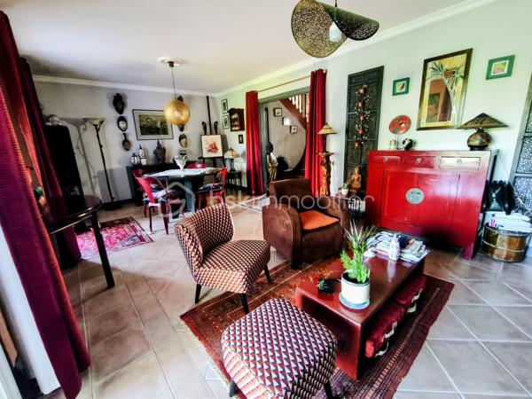 Située à Ploërmel, à proximité immédiate des écoles et des commerces, cette jolie maison 
familiale d’environ 133,54 m² habitables est implantée sur un terrain d’environ 526 m². 
Elle offre 7 pièces dont 4 chambres, ainsi que de nombreux espaces pratiques. 
Au rez-de-chaussée, vous trouverez une entrée, une cuisine équipée entièrement refaite, un 
agréable séjour salon avec cheminée à insert, une véranda, ainsi qu’un couloir avec placard. 
Une chambre avec rangement, une salle d’eau et un WC indépendant complètent ce niveau. 
À l’étage, 3 chambres avec rangement, une salle d’eau et un WC permettent d’accueillir 
confortablement toute la famille. 
Le sous-sol total comprend un garage, une buanderie et une cave, offrant de beaux espaces de 
rangement et de stockage. 
À l’extérieur, vous profiterez d’un agréable jardin paysagé d’environ 526 m².  
Construite en 1981, la maison est équipée d’un chauffage électrique et bénéficie d’un DPE 
classé D. 
Les + de cette maison 
• 133,54 m² habitables 
• 4 chambres 
• Terrain d’environ 526 m² 
• Très joli jardin  
• Cuisine équipée 
• Séjour avec cheminée  
• Véranda 
• Nombreux rangements 
• Sous-sol TOTAL  
• Aucun travaux à prévoir 
• Proximité ville et voie verte 
• Maison construite en 1981 
• Chauffage électrique 
• V.M.C. 
• DPE : D 
Une maison soignée, fonctionnelle et prête à vivre, idéale pour une famille souhaitant s’installer 
à Ploërmel tout en restant proche de toutes les commodités.
. Les informations sur les risques auxquels ce bien est exposé sont disponibles sur le site Géorisques :