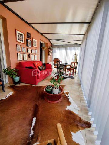 Située à Ploërmel, à proximité immédiate des écoles et des commerces, cette jolie maison 
familiale d’environ 133,54 m² habitables est implantée sur un terrain d’environ 526 m². 
Elle offre 7 pièces dont 4 chambres, ainsi que de nombreux espaces pratiques. 
Au rez-de-chaussée, vous trouverez une entrée, une cuisine équipée entièrement refaite, un 
agréable séjour salon avec cheminée à insert, une véranda, ainsi qu’un couloir avec placard. 
Une chambre avec rangement, une salle d’eau et un WC indépendant complètent ce niveau. 
À l’étage, 3 chambres avec rangement, une salle d’eau et un WC permettent d’accueillir 
confortablement toute la famille. 
Le sous-sol total comprend un garage, une buanderie et une cave, offrant de beaux espaces de 
rangement et de stockage. 
À l’extérieur, vous profiterez d’un agréable jardin paysagé d’environ 526 m².  
Construite en 1981, la maison est équipée d’un chauffage électrique et bénéficie d’un DPE 
classé D. 
Les + de cette maison 
• 133,54 m² habitables 
• 4 chambres 
• Terrain d’environ 526 m² 
• Très joli jardin  
• Cuisine équipée 
• Séjour avec cheminée  
• Véranda 
• Nombreux rangements 
• Sous-sol TOTAL  
• Aucun travaux à prévoir 
• Proximité ville et voie verte 
• Maison construite en 1981 
• Chauffage électrique 
• V.M.C. 
• DPE : D 
Une maison soignée, fonctionnelle et prête à vivre, idéale pour une famille souhaitant s’installer 
à Ploërmel tout en restant proche de toutes les commodités.
. Les informations sur les risques auxquels ce bien est exposé sont disponibles sur le site Géorisques :
