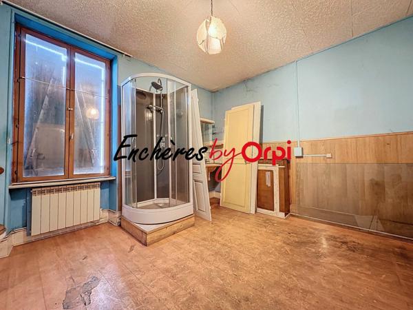 Immeuble à vendre    8 pièces •  Commentry