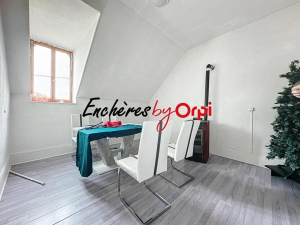 Immeuble à vendre    8 pièces •  Commentry