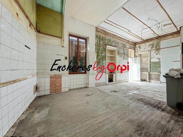 Immeuble à vendre    8 pièces •  Commentry