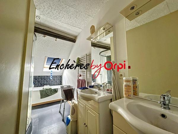 Immeuble à vendre    8 pièces •  Commentry