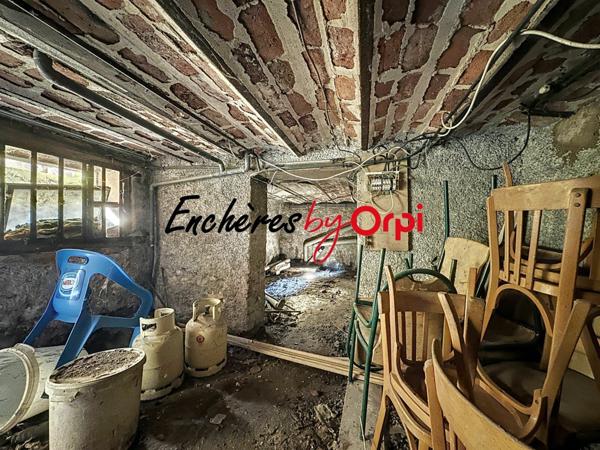 Immeuble à vendre    8 pièces •  Commentry