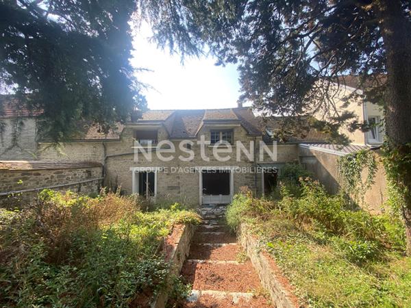 Maison en pierre offrant de jolis volumes et un très grand potentiel ! Terrain de 1 505 m2