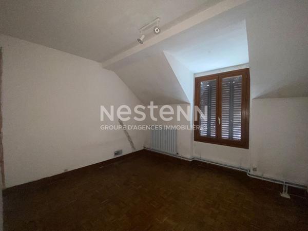 Maison en pierre offrant de jolis volumes et un très grand potentiel ! Terrain de 1 505 m2