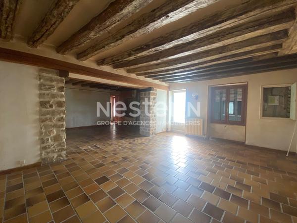 Maison en pierre offrant de jolis volumes et un très grand potentiel ! Terrain de 1 505 m2