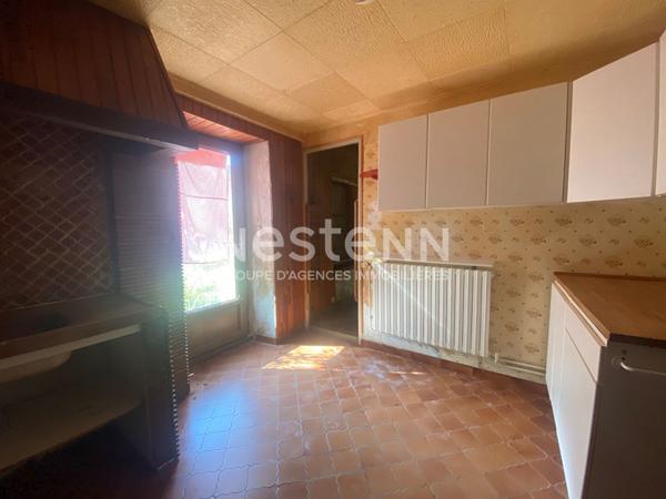 Maison en pierre offrant de jolis volumes et un très grand potentiel ! Terrain de 1 505 m2