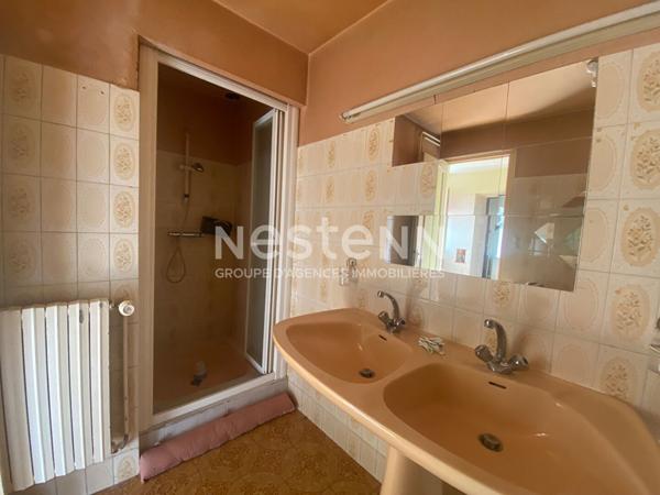 Maison en pierre offrant de jolis volumes et un très grand potentiel ! Terrain de 1 505 m2