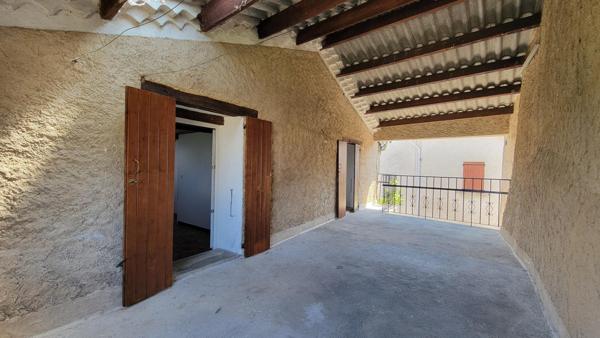 Maison de village avec grand garage et terrasses