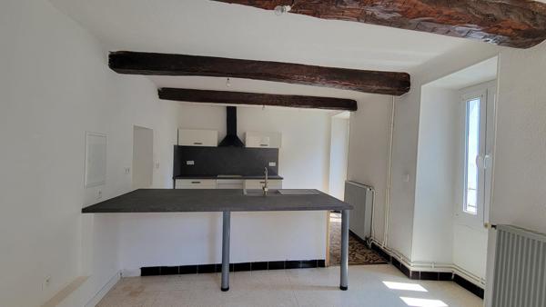 Maison de village avec grand garage et terrasses