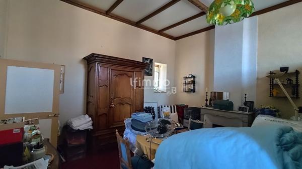 Immeuble : 4 appartements plus dépéndances plus terrain.