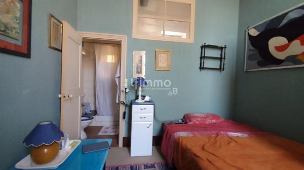 Immeuble : 4 appartements plus dépéndances plus terrain.