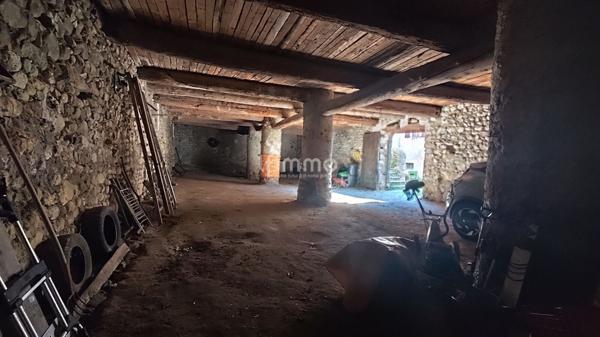 Immeuble : 4 appartements plus dépéndances plus terrain.