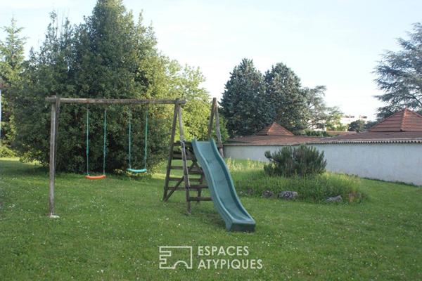 Maison familiale en pisé avec piscine