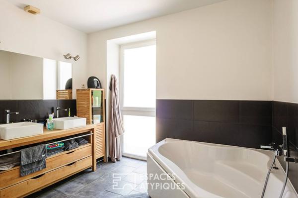 Maison familiale en pisé avec piscine