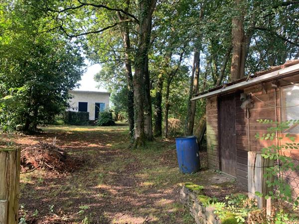 Batisse sur terrain de 1899 m² sur la chevroliere