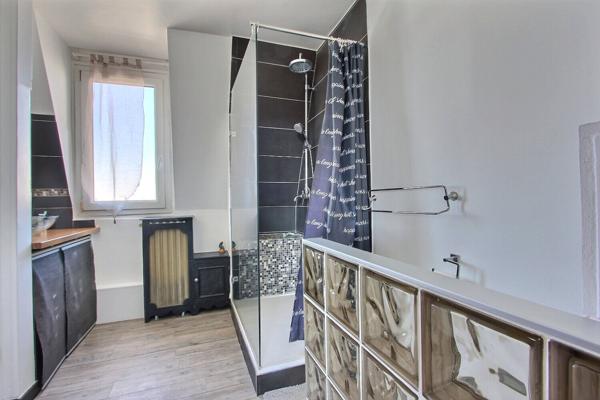 GRAND ET CHARMANT 2 PIECES A 4 MN DU METRO GABRIEL PERI AVEC VUE TOUR EIFFEL