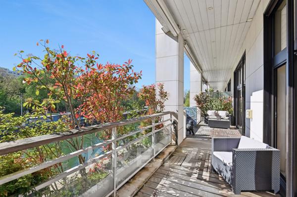 Maison contemporaine de 400m2 en bord de Seine avec roof top