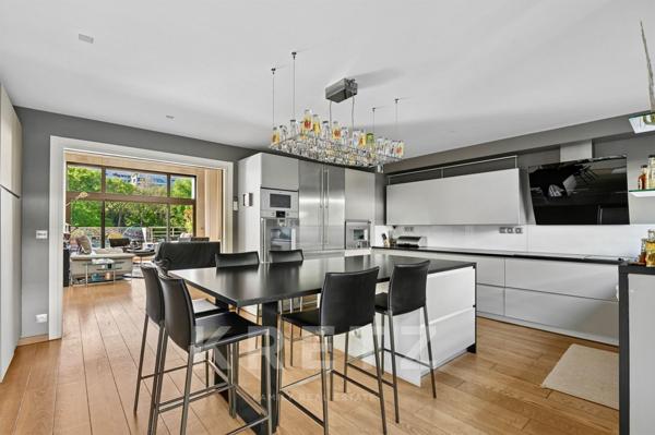 Maison contemporaine de 400m2 en bord de Seine avec roof top