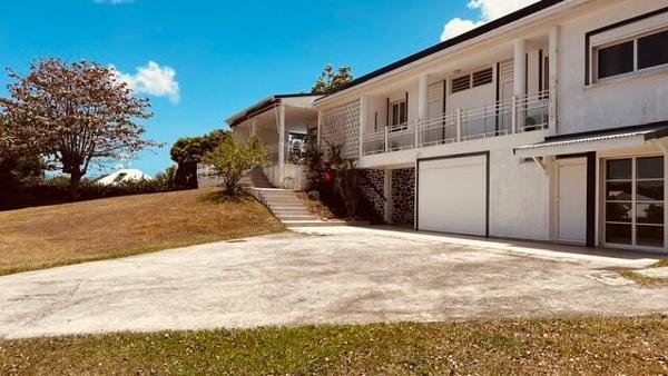 A LOUER SUR LA COMMUNE DES ABYMES  GRANDE VILLA T5 +T2 AVEC PISCINE SUR 2000 M² DE TERRAIN