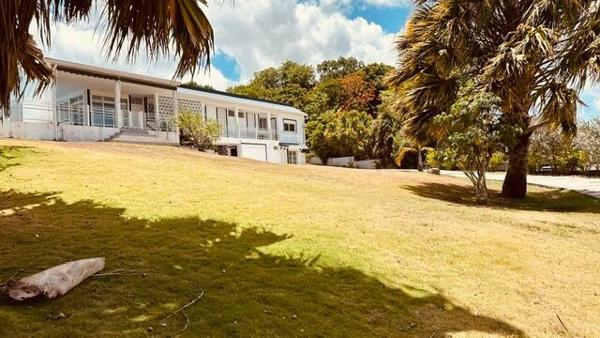 A LOUER SUR LA COMMUNE DES ABYMES  GRANDE VILLA T5 +T2 AVEC PISCINE SUR 2000 M² DE TERRAIN