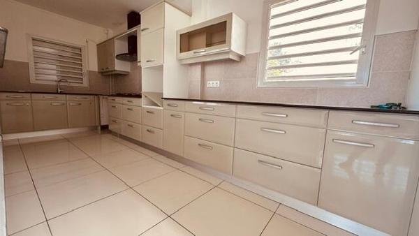 A LOUER SUR LA COMMUNE DES ABYMES  GRANDE VILLA T5 +T2 AVEC PISCINE SUR 2000 M² DE TERRAIN