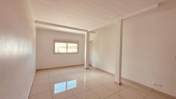 A LOUER SUR LA COMMUNE DES ABYMES  GRANDE VILLA T5 +T2 AVEC PISCINE SUR 2000 M² DE TERRAIN