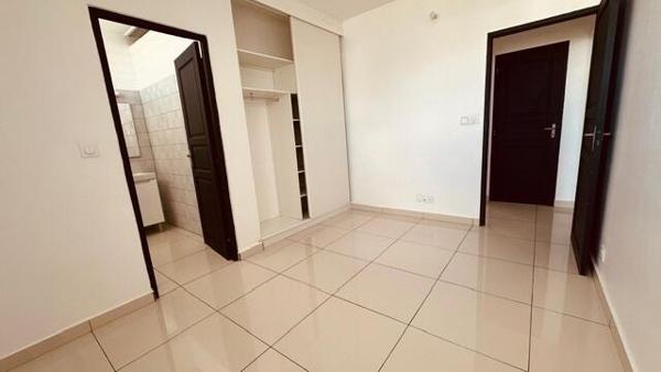 A LOUER SUR LA COMMUNE DES ABYMES  GRANDE VILLA T5 +T2 AVEC PISCINE SUR 2000 M² DE TERRAIN