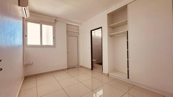 A LOUER SUR LA COMMUNE DES ABYMES  GRANDE VILLA T5 +T2 AVEC PISCINE SUR 2000 M² DE TERRAIN